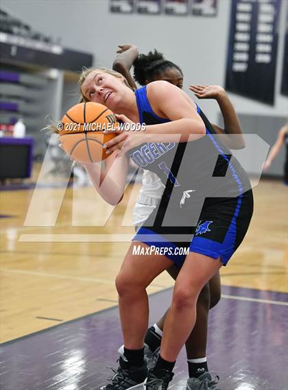 Thumbnail 3 in Conway vs. Rogers (AAA 6A Second Round Playoff) photogallery.