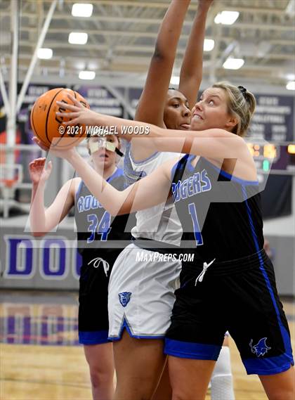Thumbnail 3 in Conway vs. Rogers (AAA 6A Second Round Playoff) photogallery.