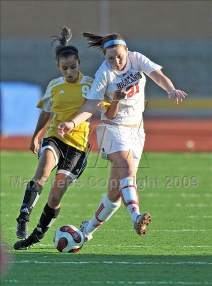 Thumbnail 1 in Lake Highlands vs. Garland (Class 5A Region II quarterfinals) photogallery.