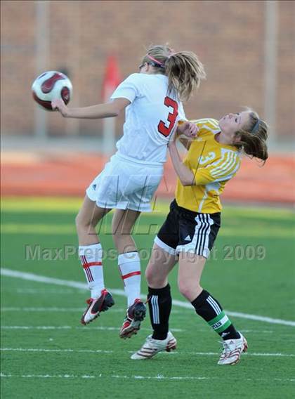 Thumbnail 1 in Lake Highlands vs. Garland (Class 5A Region II quarterfinals) photogallery.