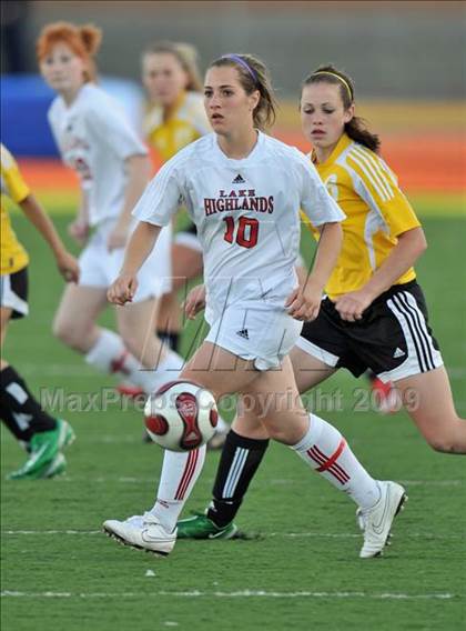 Thumbnail 1 in Lake Highlands vs. Garland (Class 5A Region II quarterfinals) photogallery.