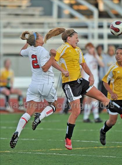 Thumbnail 2 in Lake Highlands vs. Garland (Class 5A Region II quarterfinals) photogallery.