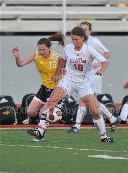 Thumbnail 3 in Lake Highlands vs. Garland (Class 5A Region II quarterfinals) photogallery.