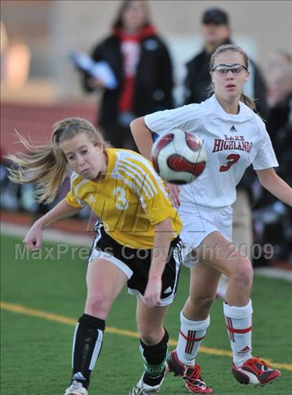 Thumbnail 1 in Lake Highlands vs. Garland (Class 5A Region II quarterfinals) photogallery.