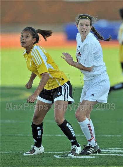 Thumbnail 2 in Lake Highlands vs. Garland (Class 5A Region II quarterfinals) photogallery.