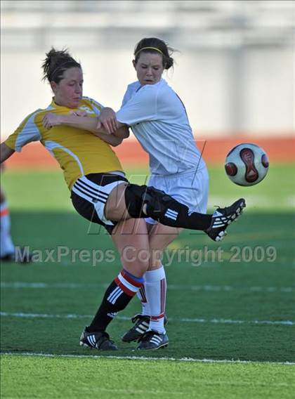 Thumbnail 3 in Lake Highlands vs. Garland (Class 5A Region II quarterfinals) photogallery.