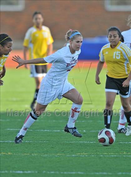 Thumbnail 1 in Lake Highlands vs. Garland (Class 5A Region II quarterfinals) photogallery.