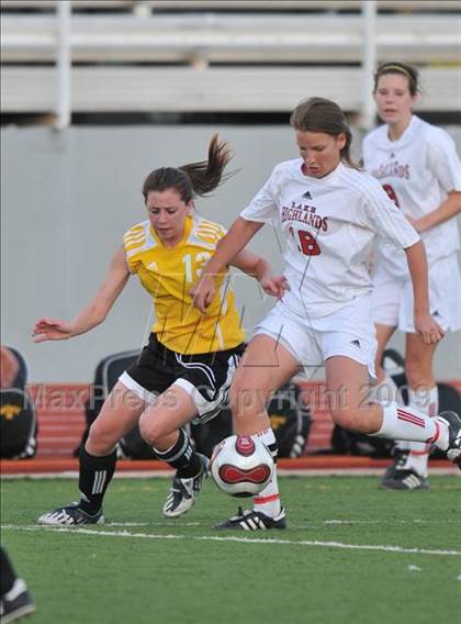 Thumbnail 1 in Lake Highlands vs. Garland (Class 5A Region II quarterfinals) photogallery.
