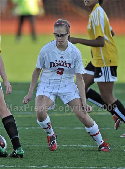 Thumbnail 3 in Lake Highlands vs. Garland (Class 5A Region II quarterfinals) photogallery.