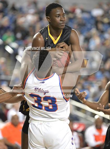 Thumbnail 2 in Lincoln vs. Rainier Beach (WIAA 3A Semifinal)  photogallery.
