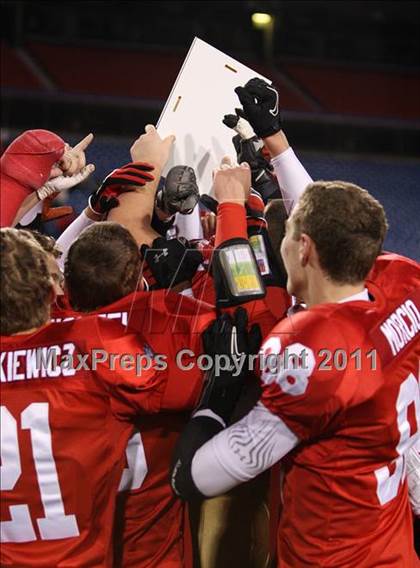 Thumbnail 2 in St. Joseph's Collegiate Institute vs. St. Francis (Monsignor Martin Final) photogallery.