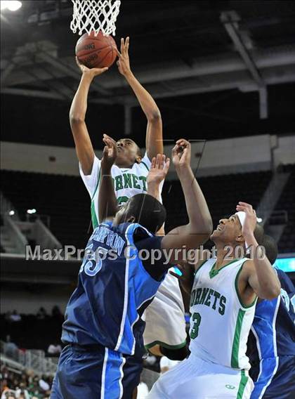 Thumbnail 2 in Compton vs. Lincoln (CIF SoCal D2 Final) photogallery.