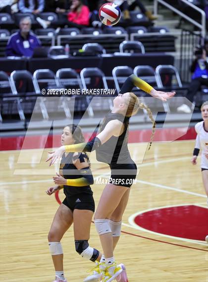 Thumbnail 1 in The Woodlands vs. Dripping Springs (UIL 6A Semifinal) photogallery.