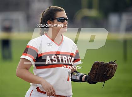 Thumbnail 3 in Shepard v Richards (IHSA 4A Regional Final) photogallery.