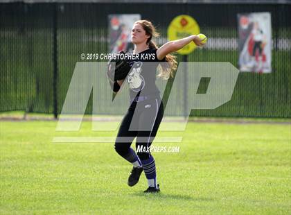 Thumbnail 3 in Harrisburg vs. Trico (IHSA 2A Sectional Semifinal) photogallery.