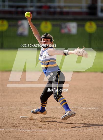 Thumbnail 2 in Harrisburg vs. Trico (IHSA 2A Sectional Semifinal) photogallery.