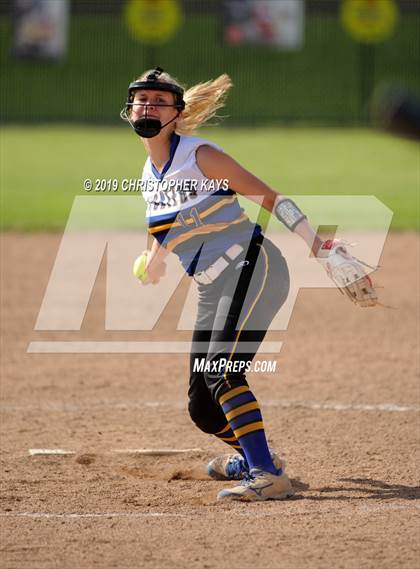 Thumbnail 1 in Harrisburg vs. Trico (IHSA 2A Sectional Semifinal) photogallery.