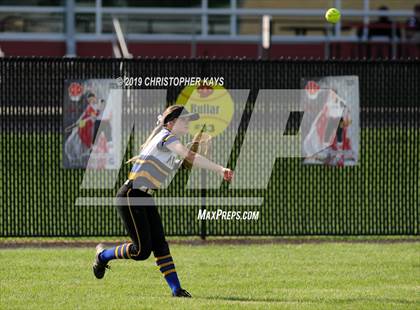 Thumbnail 3 in Harrisburg vs. Trico (IHSA 2A Sectional Semifinal) photogallery.