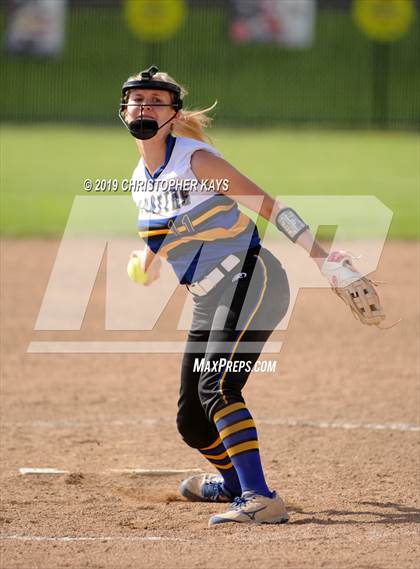 Thumbnail 3 in Harrisburg vs. Trico (IHSA 2A Sectional Semifinal) photogallery.