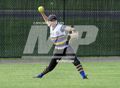 Thumbnail 3 in Harrisburg vs. Trico (IHSA 2A Sectional Semifinal) photogallery.