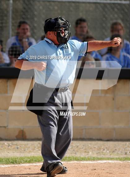 Thumbnail 3 in Harrisburg vs. Trico (IHSA 2A Sectional Semifinal) photogallery.