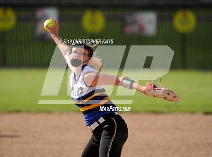 Thumbnail 3 in Harrisburg vs. Trico (IHSA 2A Sectional Semifinal) photogallery.
