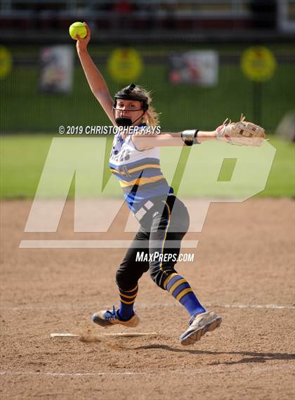 Thumbnail 3 in Harrisburg vs. Trico (IHSA 2A Sectional Semifinal) photogallery.
