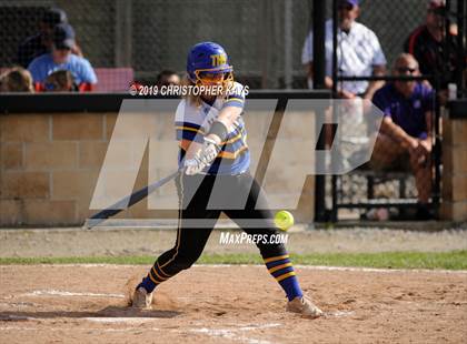 Thumbnail 2 in Harrisburg vs. Trico (IHSA 2A Sectional Semifinal) photogallery.