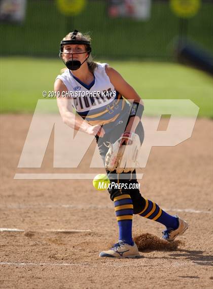 Thumbnail 2 in Harrisburg vs. Trico (IHSA 2A Sectional Semifinal) photogallery.