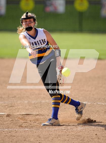 Thumbnail 2 in Harrisburg vs. Trico (IHSA 2A Sectional Semifinal) photogallery.