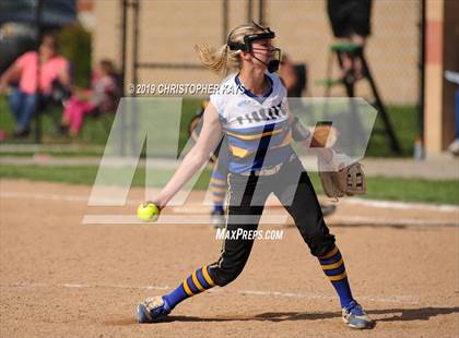 Thumbnail 2 in Harrisburg vs. Trico (IHSA 2A Sectional Semifinal) photogallery.