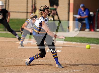 Thumbnail 2 in Harrisburg vs. Trico (IHSA 2A Sectional Semifinal) photogallery.