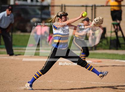 Thumbnail 3 in Harrisburg vs. Trico (IHSA 2A Sectional Semifinal) photogallery.