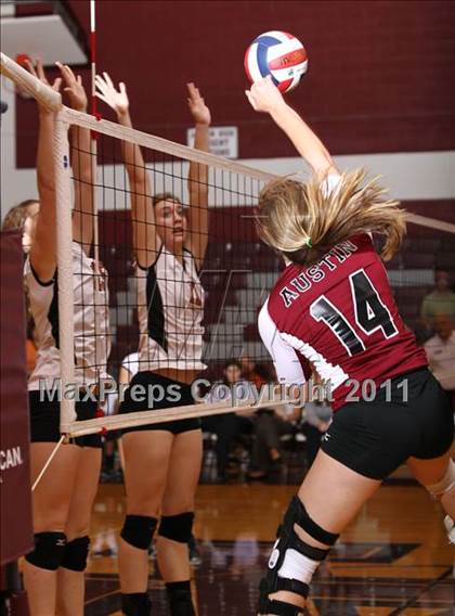 Thumbnail 2 in Austin High vs Round Rock Westwood photogallery.