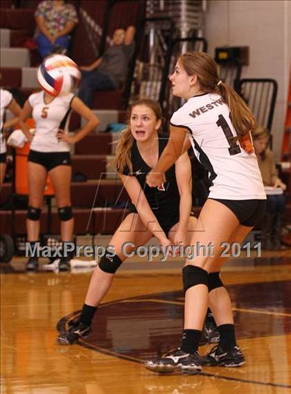 Thumbnail 2 in Austin High vs Round Rock Westwood photogallery.