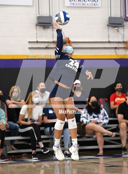 Thumbnail 3 in Sierra Canyon vs. Torrey Pines (Durango Fall Classic) photogallery.