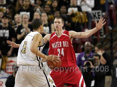 Thumbnail 2 in Mater Dei vs. Archbishop Mitty (CIF State D2 Final) photogallery.