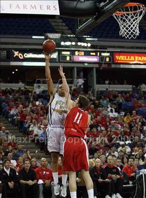 Thumbnail 3 in Mater Dei vs. Archbishop Mitty (CIF State D2 Final) photogallery.