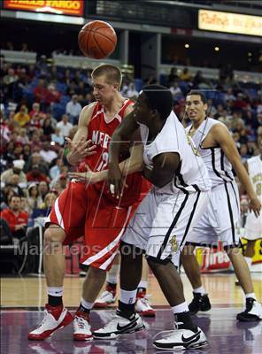 Thumbnail 1 in Mater Dei vs. Archbishop Mitty (CIF State D2 Final) photogallery.