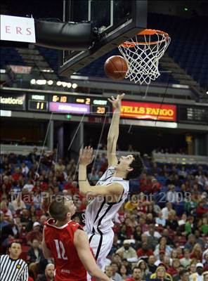 Thumbnail 2 in Mater Dei vs. Archbishop Mitty (CIF State D2 Final) photogallery.