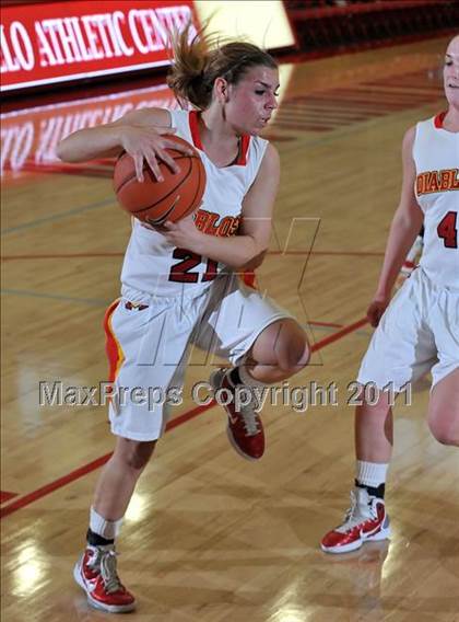 Thumbnail 3 in Mission Viejo vs. Rosary (Nike Extravaganza) photogallery.