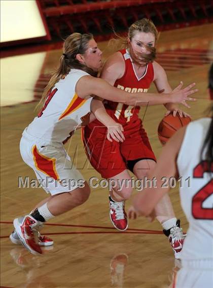 Thumbnail 2 in Mission Viejo vs. Rosary (Nike Extravaganza) photogallery.