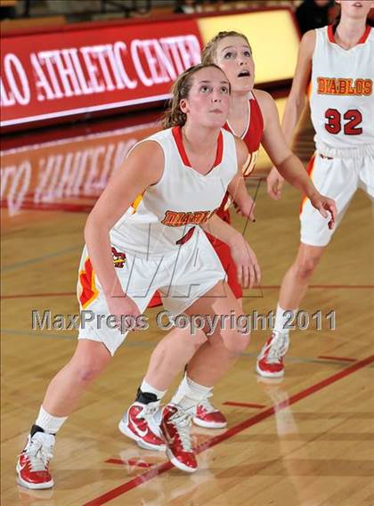 Thumbnail 1 in Mission Viejo vs. Rosary (Nike Extravaganza) photogallery.