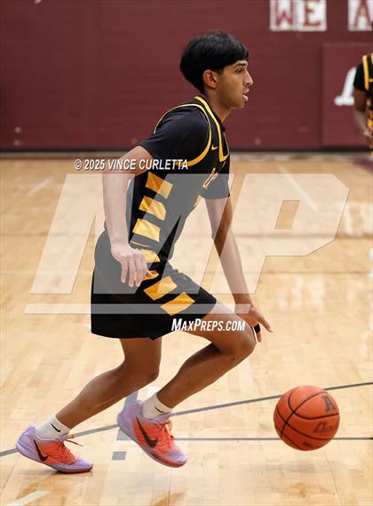 Thumbnail 1 in Pearland vs. Klein Oak (Maroon Classic) photogallery.