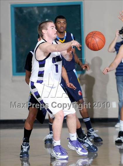 Thumbnail 1 in Foothills Christian vs. Los Osos (MaxPreps Holiday Classic) photogallery.
