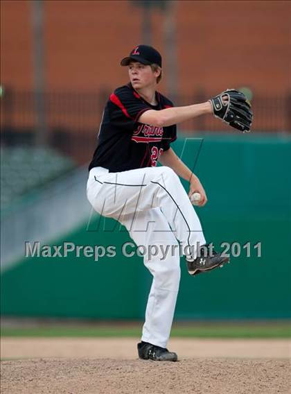 Thumbnail 2 in Elk Grove vs. Lincoln (Banner Island Classic) photogallery.