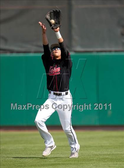 Thumbnail 2 in Elk Grove vs. Lincoln (Banner Island Classic) photogallery.