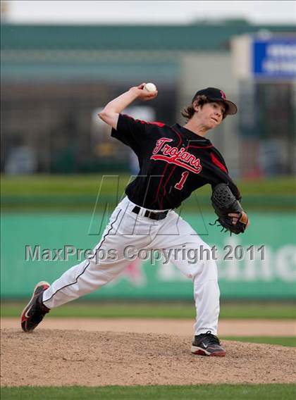 Thumbnail 2 in Elk Grove vs. Lincoln (Banner Island Classic) photogallery.