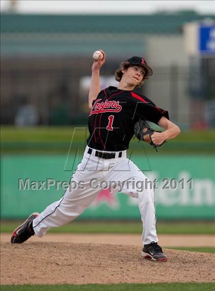 Thumbnail 3 in Elk Grove vs. Lincoln (Banner Island Classic) photogallery.