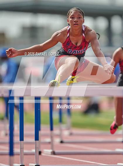 Thumbnail 2 in Panther Relays (100M Hurdles) photogallery.